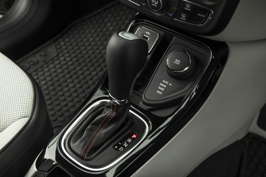 Детали интерьера Jeep Compass Limited (MP) 2018 года  (UK) (фото 16 из 20)
